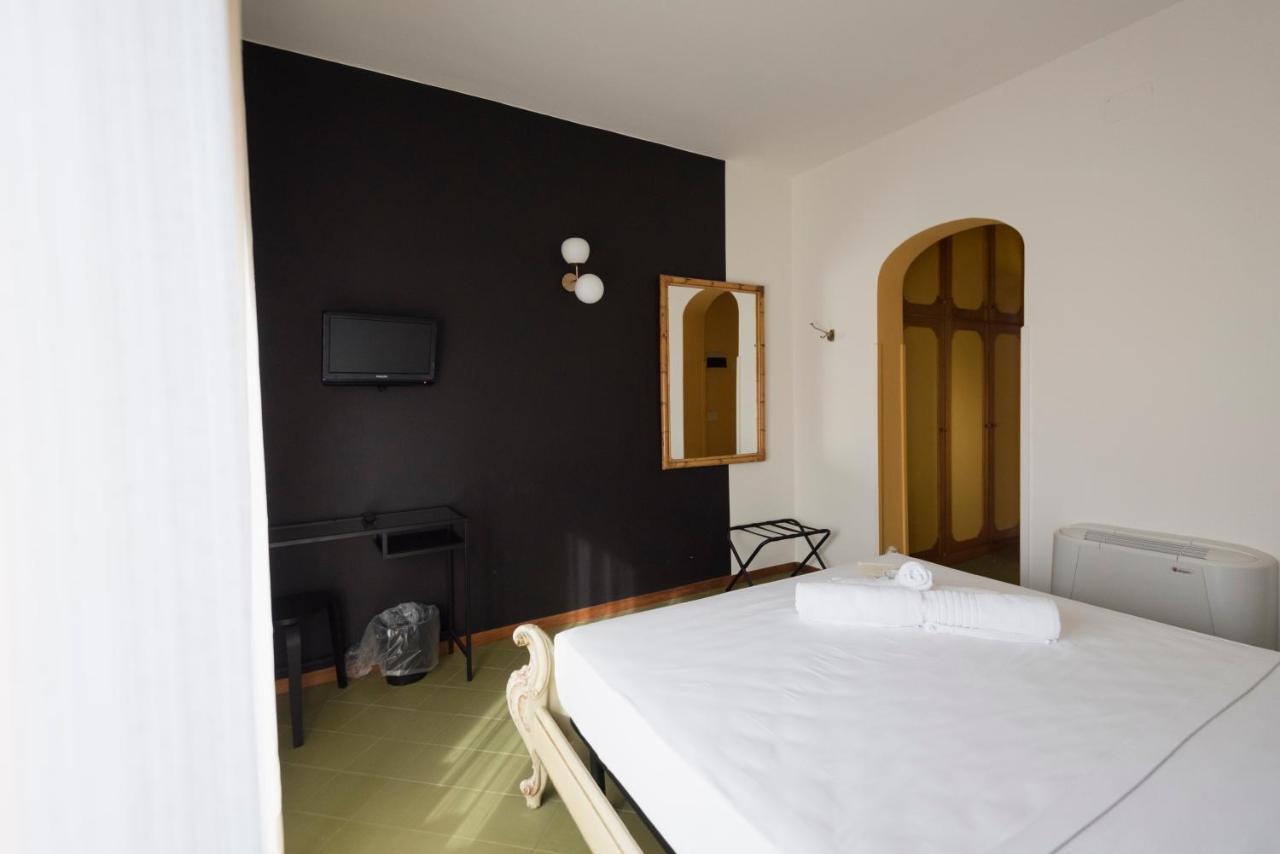 Mami Sabaudia Hotel 外观 照片